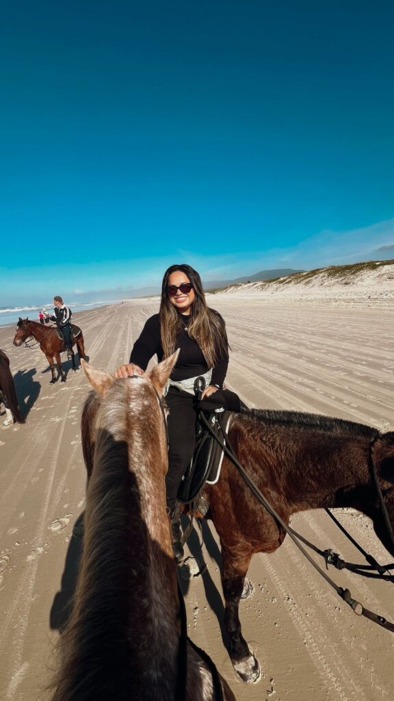 Descubra como é fazer um passeio a cavalo em Florianópolis. Conheça a experiência na Praia do Moçambique, valores, duração, dicas e tudo o que você precisa saber.