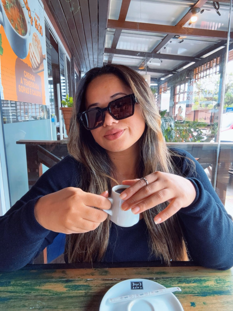 Especialista em criação de conteúdo para blogs com foco em SEO, GEO, posicionamento no Google e geração de tráfego orgânico. Autora do nascipradarcerto.com, um blog autoral sobre marketing, viagens, comportamento e construção de vida profissional. Entre briefings & boletos
