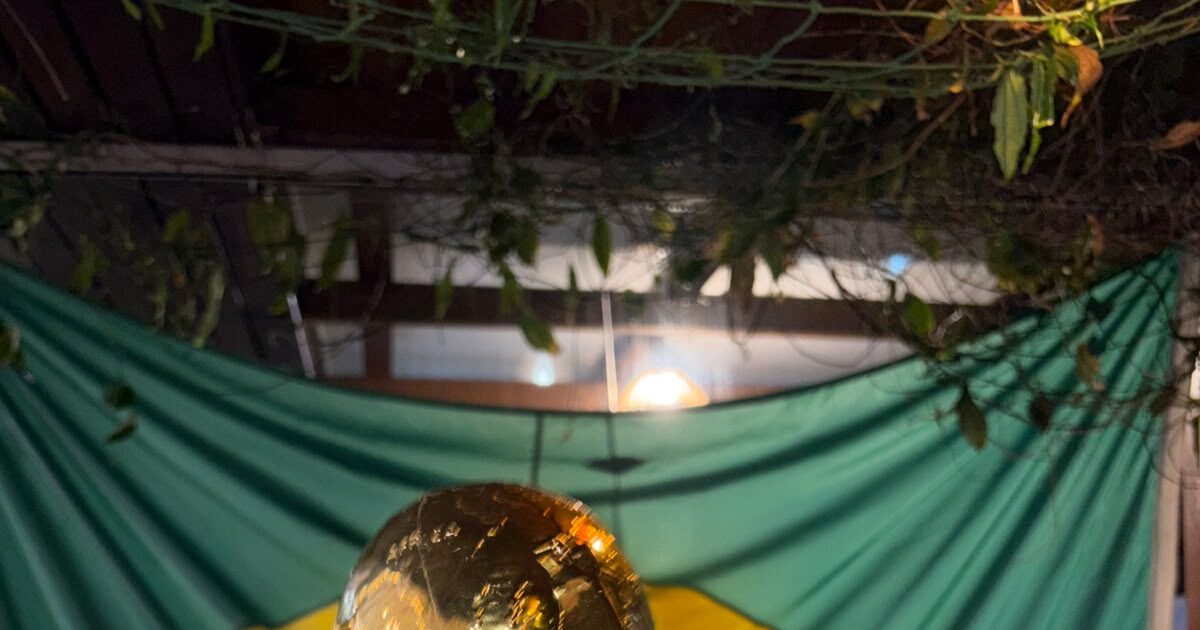 Uma viagem do Brasil para Cabo Verde costuma custar entre R$ 7 mil e R$ 15 mil por pessoa, dependendo da época do ano, da cidade de saída e da antecedência da compra das passagens. A moeda oficial é o escudo cabo-verdiano (CVE), mas o euro também é amplamente aceito em diversos estabelecimentos turísticos.