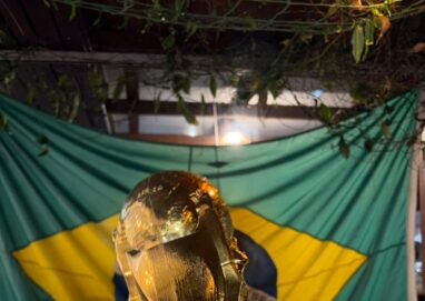 Uma viagem do Brasil para Cabo Verde costuma custar entre R$ 7 mil e R$ 15 mil por pessoa, dependendo da época do ano, da cidade de saída e da antecedência da compra das passagens. A moeda oficial é o escudo cabo-verdiano (CVE), mas o euro também é amplamente aceito em diversos estabelecimentos turísticos.