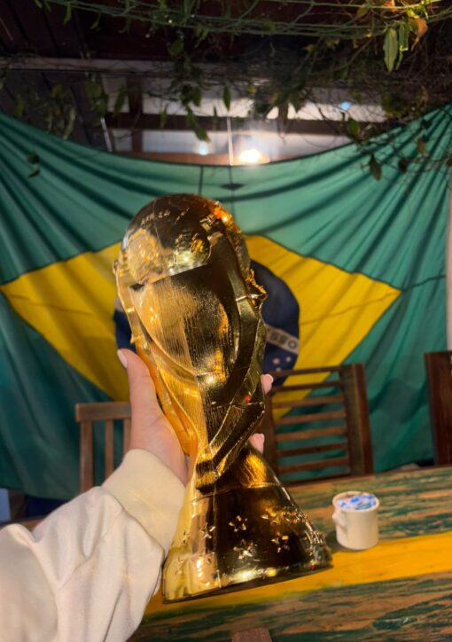 Uma viagem do Brasil para Cabo Verde costuma custar entre R$ 7 mil e R$ 15 mil por pessoa, dependendo da época do ano, da cidade de saída e da antecedência da compra das passagens. A moeda oficial é o escudo cabo-verdiano (CVE), mas o euro também é amplamente aceito em diversos estabelecimentos turísticos.