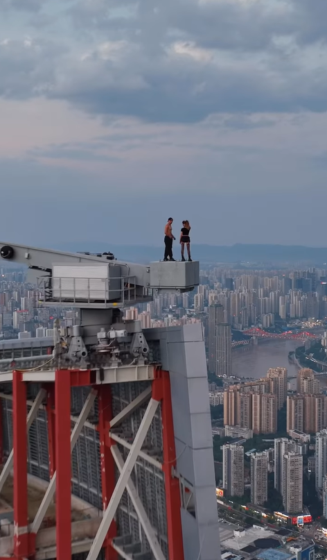 Eles são um casal de russos e as maiores estrelas do "rooftopping" (aquela galera que escala prédios gigantes sem corda😱). Eles são tão absurdos que têm até um documentário na Netflix chamado Skywalkers: Uma História de Amor.