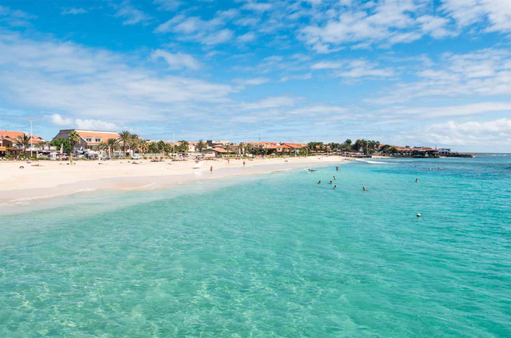Entretanto, quando o assunto é turismo, a Ilha do Sal costuma ser o destino mais procurado por visitantes do mundo inteiro, principalmente por causa das praias de águas cristalinas, do clima agradável durante boa parte do ano e dos esportes aquáticos.