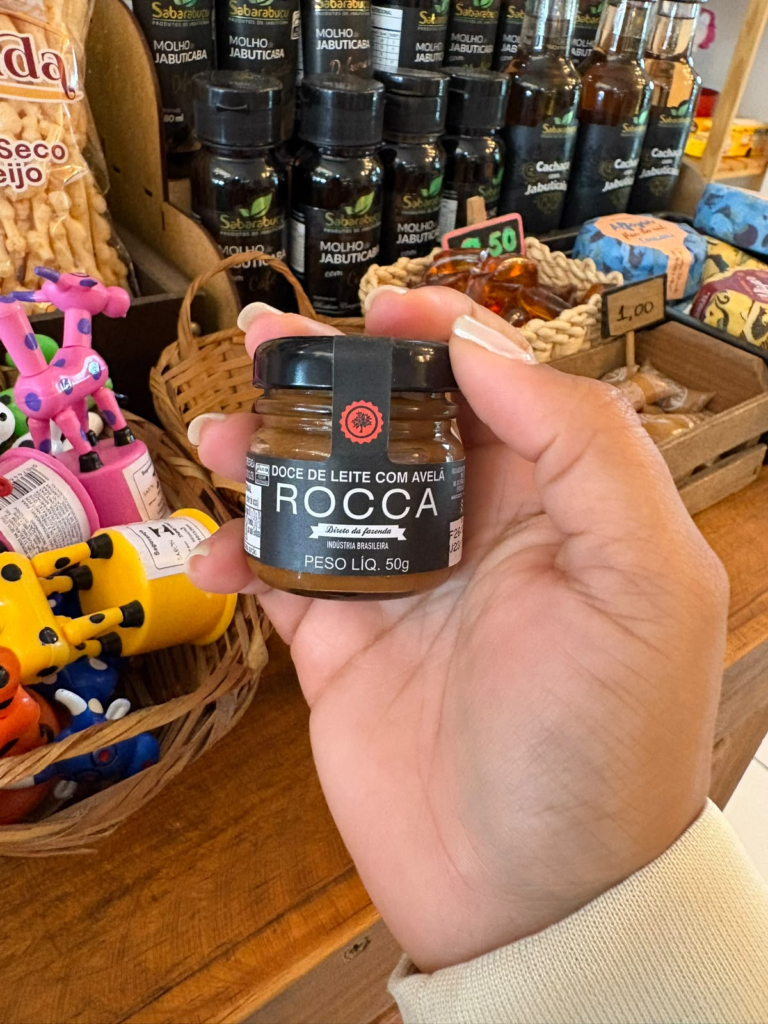 Procurando uma cafeteria especial no Campeche, em Florianópolis? Conheça a Meninas de Minas, um cantinho aconchegante com café, pães de queijo recheados, doces e produtos típicos de Minas Gerais.