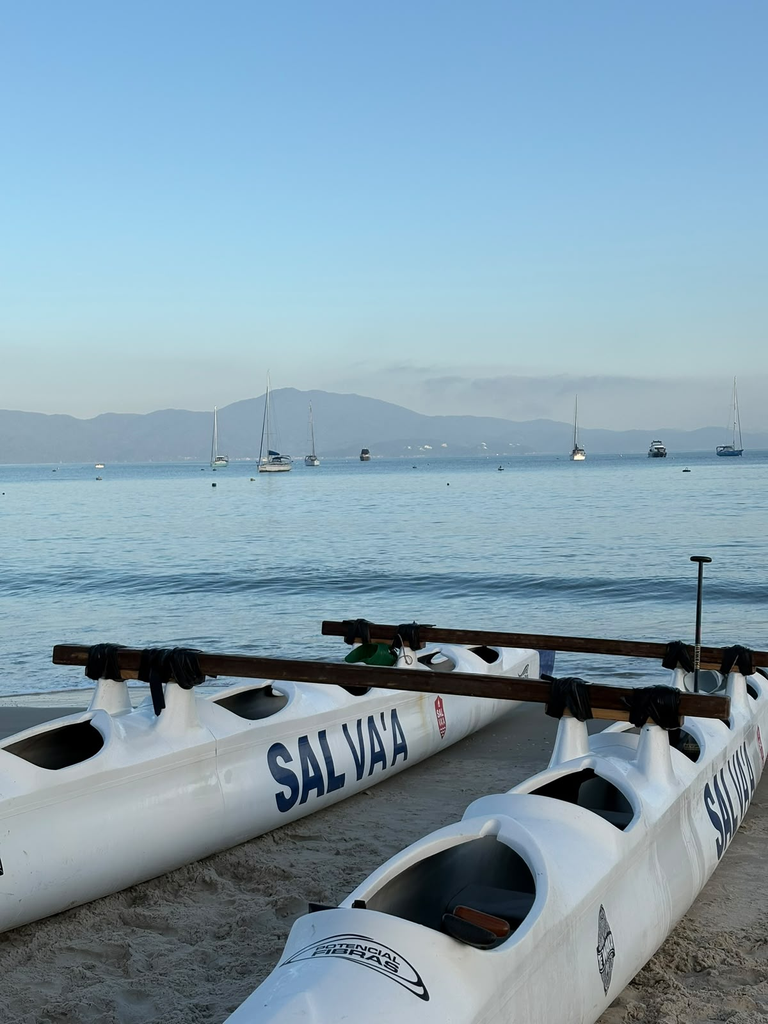 Conheça minha experiência com a SAL Va’a na canoa havaiana até a Ilha do Francês, em Florianópolis. Veja como funciona o passeio, o que levar e como foi remar ao nascer do sol.